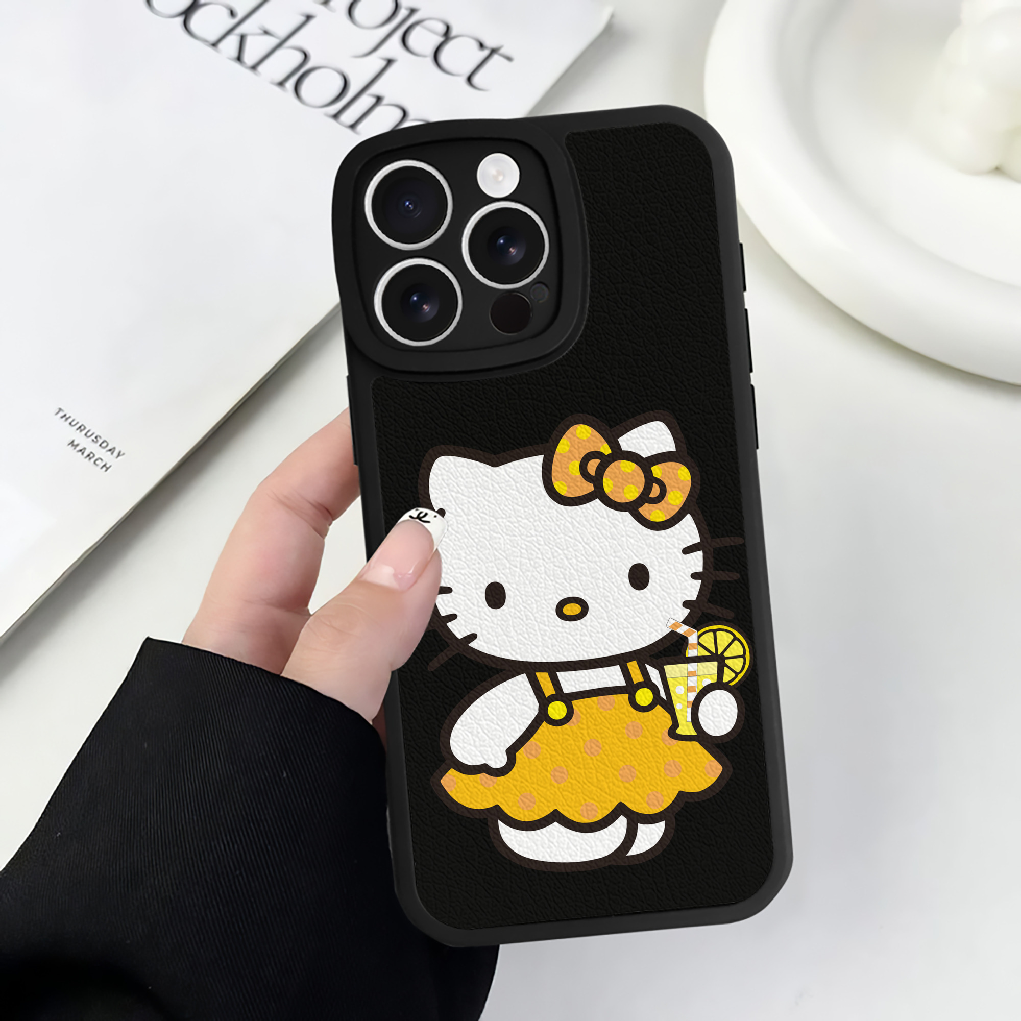 （画像用） Hello Kitty ハローキティ 【iPhone 16シリーズ対応】シリコンスマホケース（レザー調） 材質：シリコン
